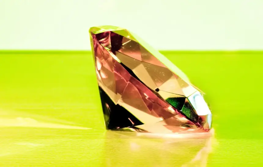 Защо розовите диаманти са толкова редки?