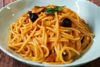 Спагети с гъби и доматен сос