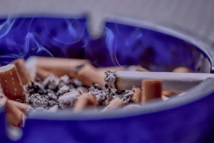 Как да се отървем от миризмата на цигари вкъщи с естествени материали?